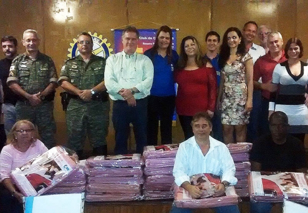 O rotary Clube de Cataguases doou 29 cobertores à campanha solidária