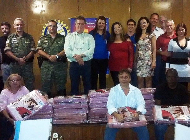 O rotary Clube de Cataguases doou 29 cobertores &agrave; campanha solid&aacute;ria