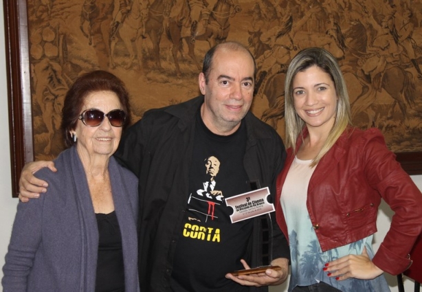 Emanuel Messias com o troféu, ladeado por Theresinha de Almeida Pinto e Ludmila Oliveira