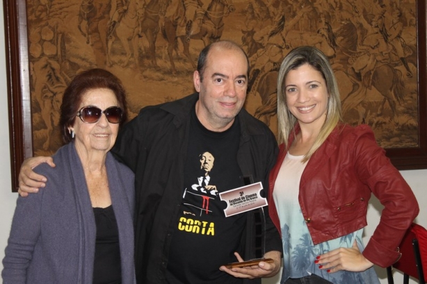 Emanuel Messias com o trof&eacute;u, ladeado por Theresinha de Almeida Pinto e Ludmila Oliveira