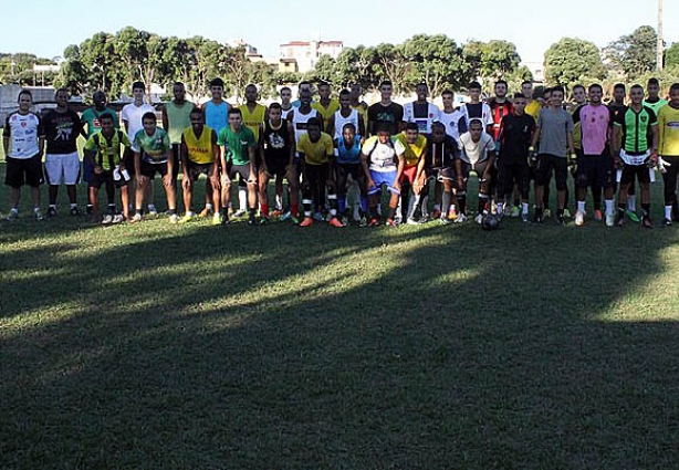 A equipe técnica e jogadores da seleção de Cataguases Sub 20