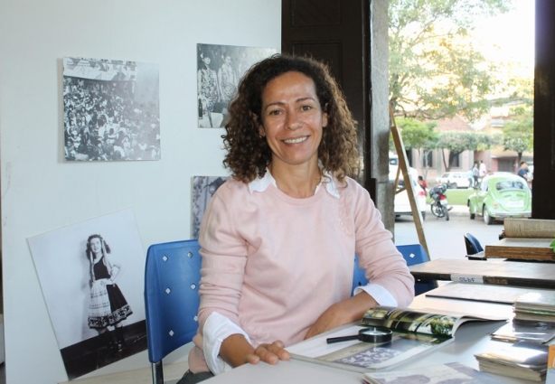 Eliana Mello estuda os painéis em azulejos existentes em Cataguases para concluir seu mestrado