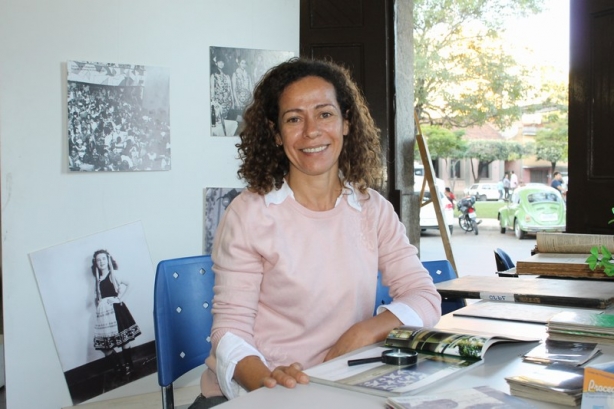Eliana Mello estuda os pain&eacute;is em azulejos existentes em Cataguases para concluir seu mestrado