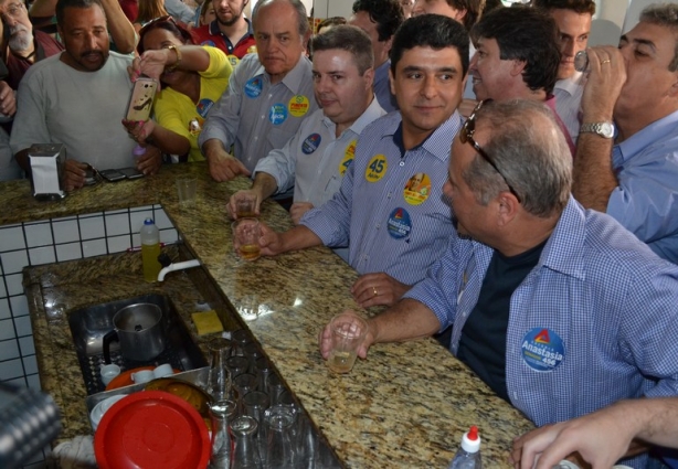 Os candidatos fizeram uma pausa no Café Mulambo onde beberam um refrigerante