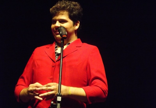 Gustavo Mendes, imitando a presidenta Dilma, no último show realizado em Cataguases