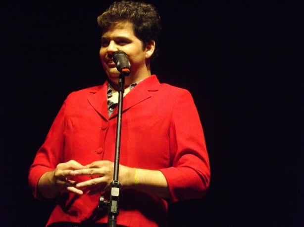Gustavo Mendes, imitando a presidenta Dilma, no &uacute;ltimo show realizado em Cataguases