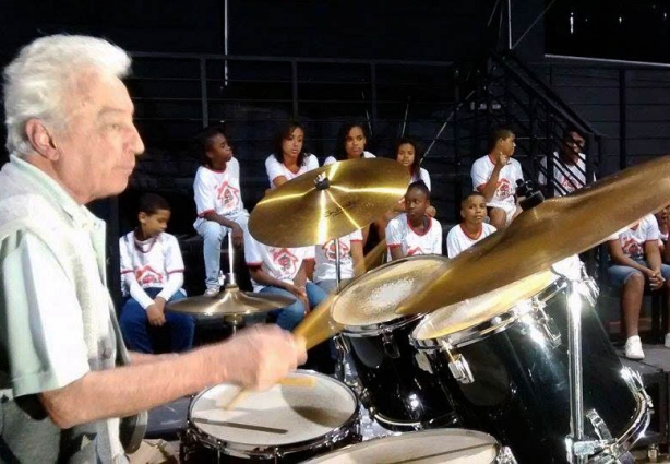 Afonsinho durante apresentação aos integrantes do Projeto "Feliz é Quem Toca"