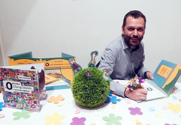 Marquinho Andrade durante o lançamento de seu livro infantil em Cataguases