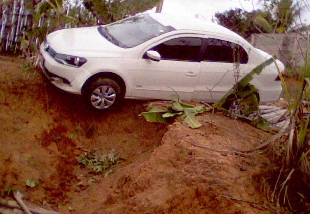 O motorista saltou do veículo em movimento que acabou pendurado em um barranco