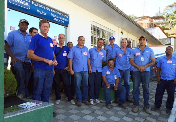 Um grupo de funcionários em greve se reuniu em frente ao escritório da empresa nesta tarde