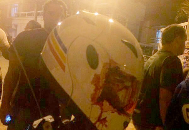 O capacete do policial que recebeu um dos tiros na cabeça 