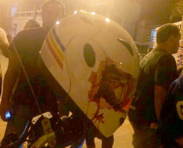 O capacete do policial que recebeu um dos tiros na cabe&ccedil;a 