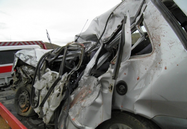 O Fiat Uno ficou com a lateral esquerda destruída