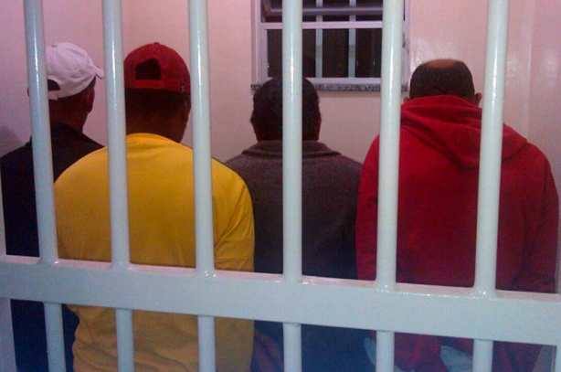 Os quatro ocupantes dos dois ve&iacute;culos foram presos em flagrante