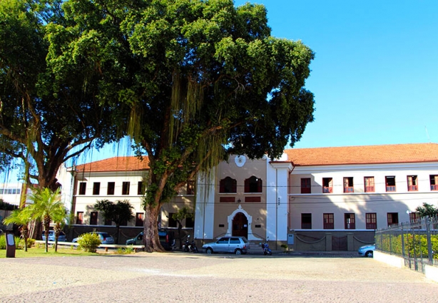 Profissionais de educação que atuam nos colégios das Irmãs Carmelitas estão reunidos em Cataguases