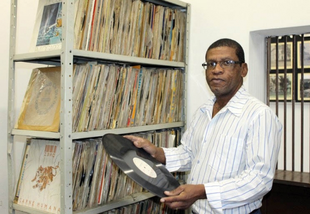 Pacífico é amante dos discos de vinil, cuja tradição quer manter viva