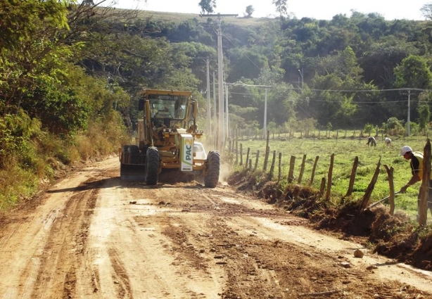 A prefeitura está reformando a estrada que dá acesso ao distrito de Angaturama