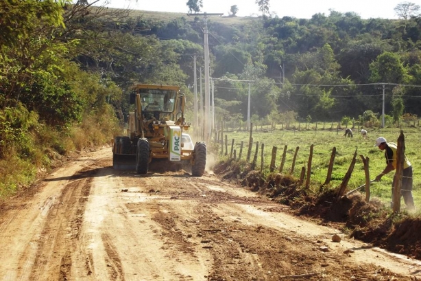 A prefeitura est&aacute; reformando a estrada que d&aacute; acesso ao distrito de Angaturama