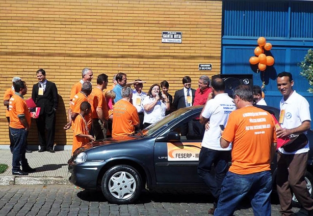 Prefeito Cesinha Samor e a presidente do Sinserpu recebem o carro cedido pela Federação àquela entidade