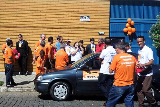 Prefeito Cesinha Samor e a presidente do Sinserpu recebem o carro cedido pela Federa&ccedil;&atilde;o &agrave;quela entidade