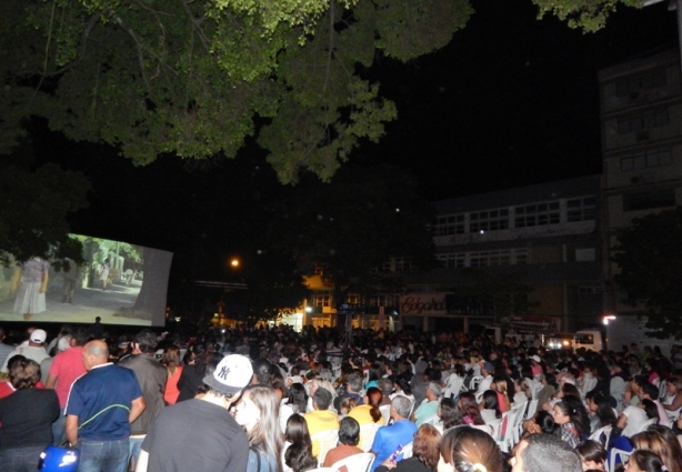 Uma multidão esteve na Praça para assistir ao filme que foi rodado em Cataguases