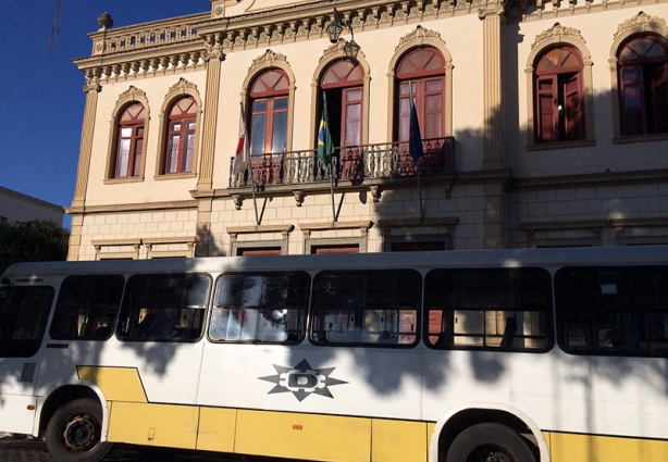 Um ônibus da empresa, com todos os funcionários, ficou estacionando na porta da prefeitura esta tarde