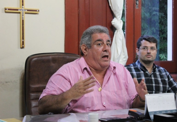 Cesinha, com o Procurador Geral do Município ao fundo, Rafael Vieira, falou sobre as denúncias