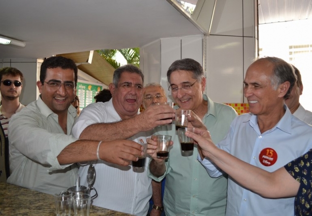 Pimentel faz um brinde com café em sua visita à Cataguases na tarde desta sexta-feira