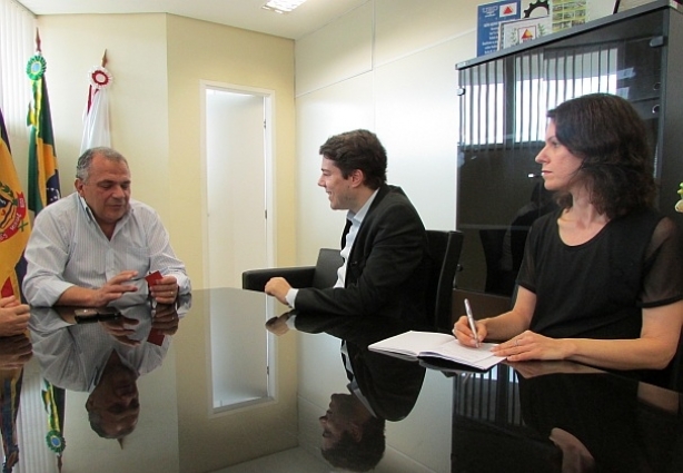 Prefeito de Muriaé, Aloysio Aquino, com representantes da CNM e SEBRAE