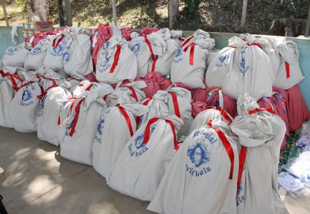 Cestas básicas que foram distribuídas entre as crianças do Bairro presentes na escola