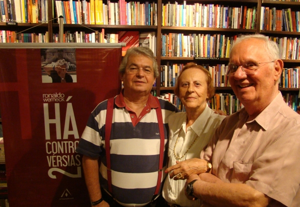 Ronaldo Werneck, Lina Tâmega Peixoto e Francisco Marcelo Cabral.  Livraria da Travessa-Ipanema. Rio, 2011 (Foto: Patrícia Barbosa)