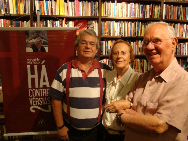 Ronaldo Werneck, Lina T&acirc;mega Peixoto e Francisco Marcelo Cabral.  Livraria da Travessa-Ipanema. Rio, 2011 (Foto: Patr&iacute;cia Barbosa)