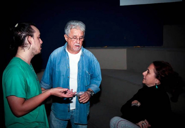 Carlos Sérgio Bitencourt, ao centro, com Gabriel e Flávia, durante ensaio da peça