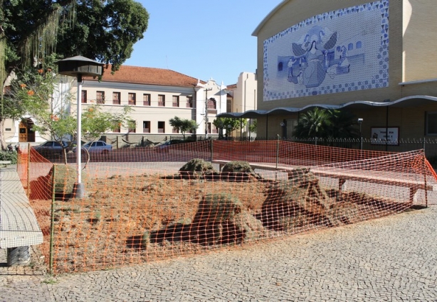 Os canteiros da Praça Santa Rita estão sendo restaurados de acordo com o projeto original