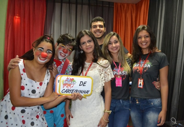 A instrutora Juliana Souza, entre as formandas e a dupla de palhaços que alegrou o evento