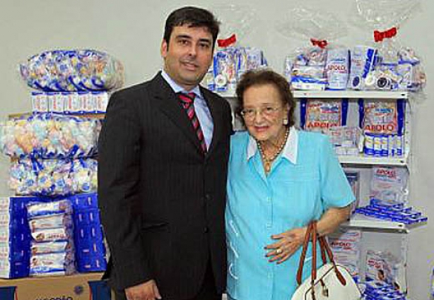 Dona Emília com o neto Rodrigo em evento do Algodão Apolo, outra empresa da família