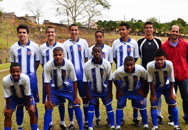 Núcleo Esportivo de S. J. Nepomuceno treinado pelo ex craque Marco Ayupe (vermelho) é um dos favoritos