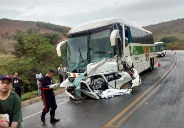 O ônibus ficou com a frente totalmente destruída