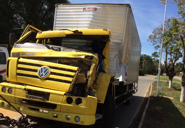 O caminhão que foi atingido pela carroceria do outro ferindo seu motorista