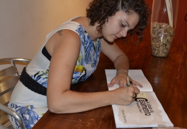 Renatta Barbosa, durante lançamento de um de seus livros pela Lei Ascânio Lopes