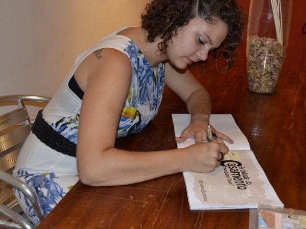 Renatta Barbosa, durante lan&ccedil;amento de um de seus livros pela Lei Asc&acirc;nio Lopes