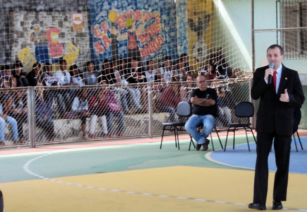 O Delegado de Polícia Thiago Marty durante a palestra em Miraí