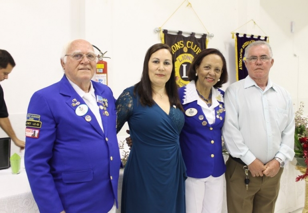 A Governadora do Lions e seucompanheiro ao lado do casal presidente do clube em Cataguases, Geraldo e Sandra