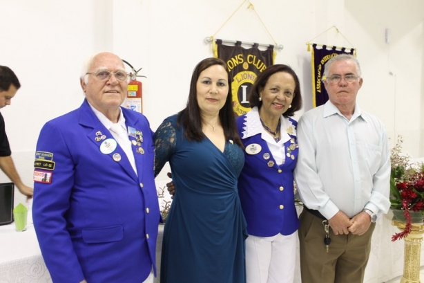 A Governadora do Lions e seucompanheiro ao lado do casal presidente do clube em Cataguases, Geraldo e Sandra