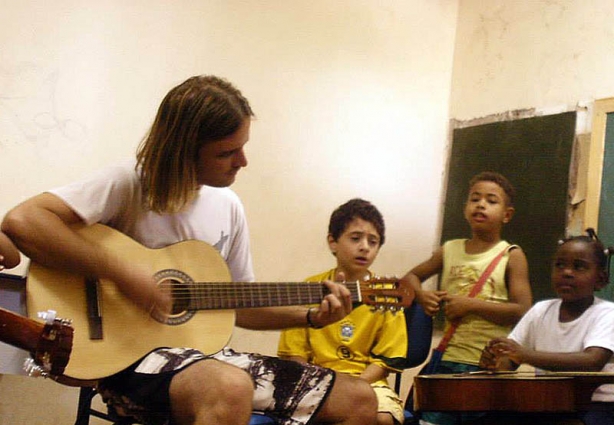 Através do "Mais Educação" os alunos desenvolvem outras habilidades como música e canto, entre outras