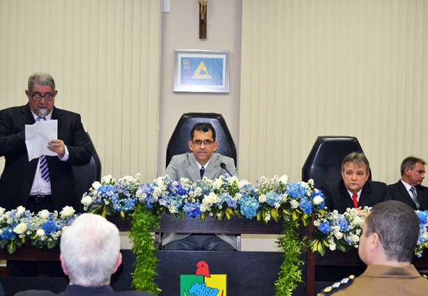 O prefeito Cesinha Samor, à esquerda, foi o primeiro a discursar