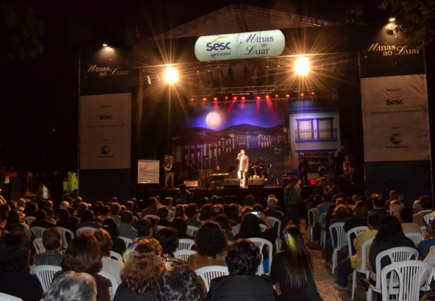 O show Minas ao Luar lotou a praça e fez grande parte do público dançar