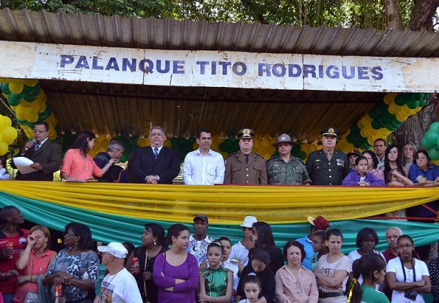 Autoridades assistiram aos desfiles do palanque oficial montado na Avenida Astolfo Dutra