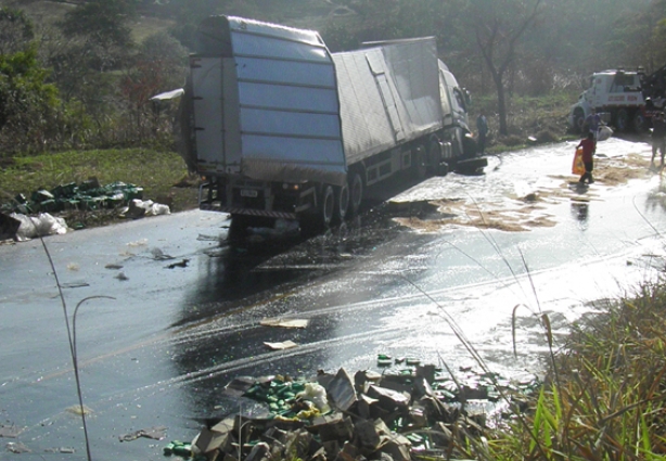 A carreta derramou boa parte da carga na pista que ficou tomada pelo óleo lubrificante