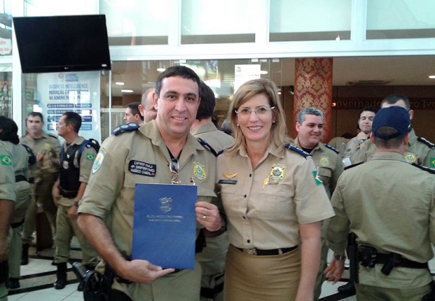 Américo Cabral com Maria Alice, de quem recebeu a homenagem pelos resultados obtidos 
